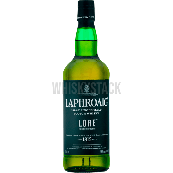 Flaske af Laphroaig Lore Single Malt Whisky med karakteristisk mørk etiket, fremvist foran en baggrund, der afspejler Islay's robuste kystlandskab, illustrerer whiskyens rige og røgede arv.