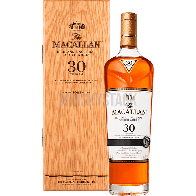  The Macallan Sherry Oak 30 Years Old præsenteret med sin karakteristiske dybe mahognifarve og elegant etiket, symboliserende dens rige og komplekse smagsprofil modnet i sherryfade.